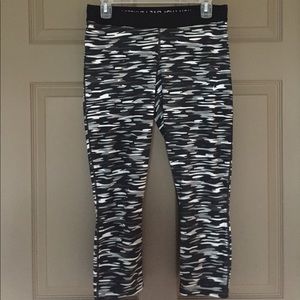 Nike DRI-FIT black&white camo capri leggings!!!